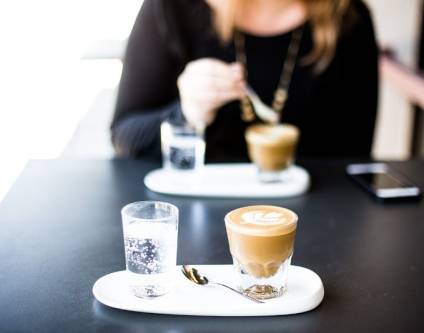 Charmant café très lumineux avec belle terrasse en bois – Idéal première affaire !