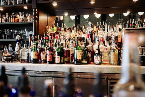  Bar Lumineux en Centre-Ville avec Grand Appartement