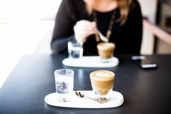 Charmant café très lumineux avec belle terrasse en bois – Idéal première affaire !