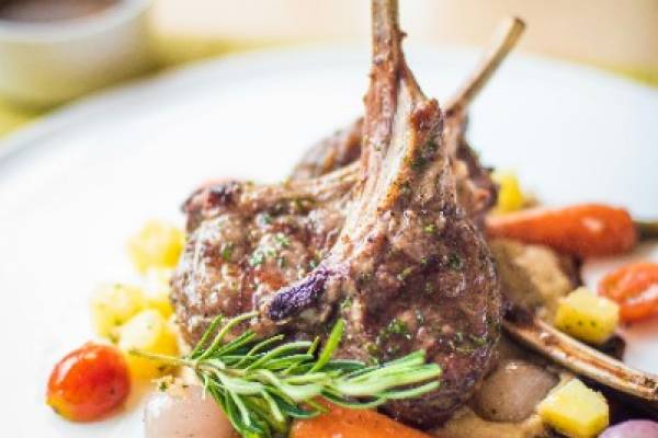Restaurant avec Bar et Grand Parc dans un Emplacement Privilégié 