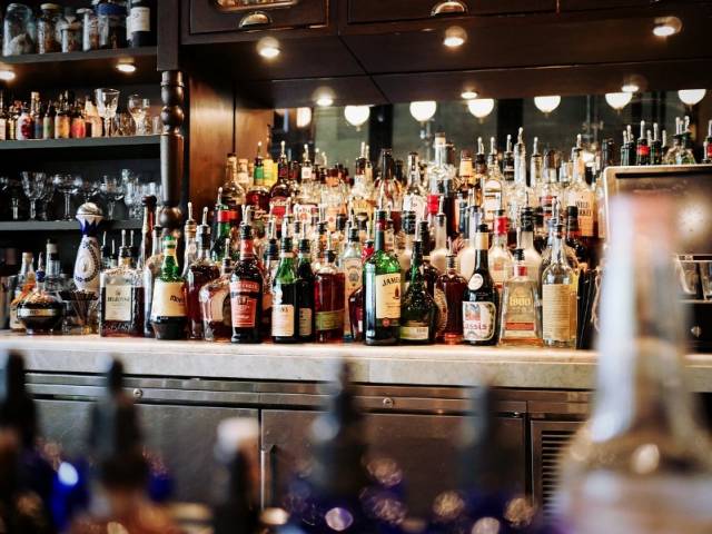  Bar Lumineux en Centre-Ville avec Grand Appartement
