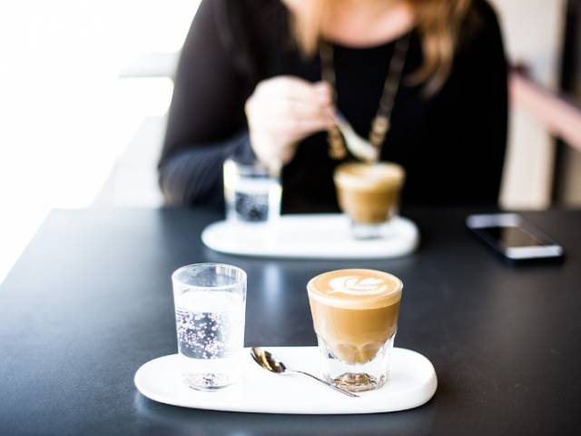 Charmant café très lumineux avec belle terrasse en bois – Idéal première affaire !