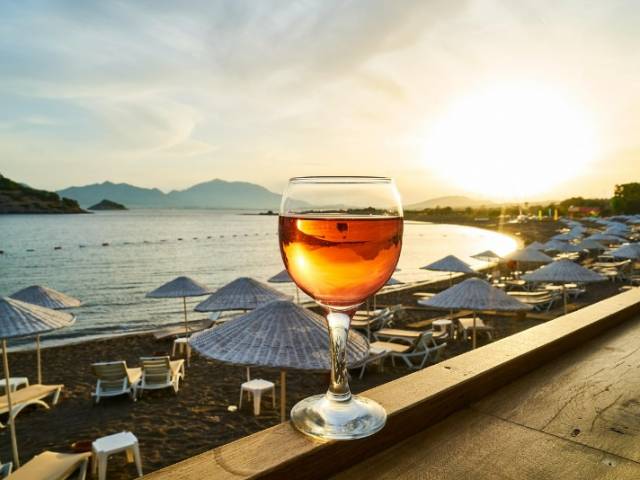 À VENDRE – HÔTEL-RESTAURANT – EMPLACEMENT PREMIUM – AFFAIRE CLÉ EN MAIN