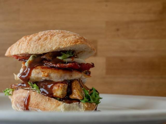 Belle brasserie avec beau potentiel au cœur d’un charmant village – Murs et fonds à saisir