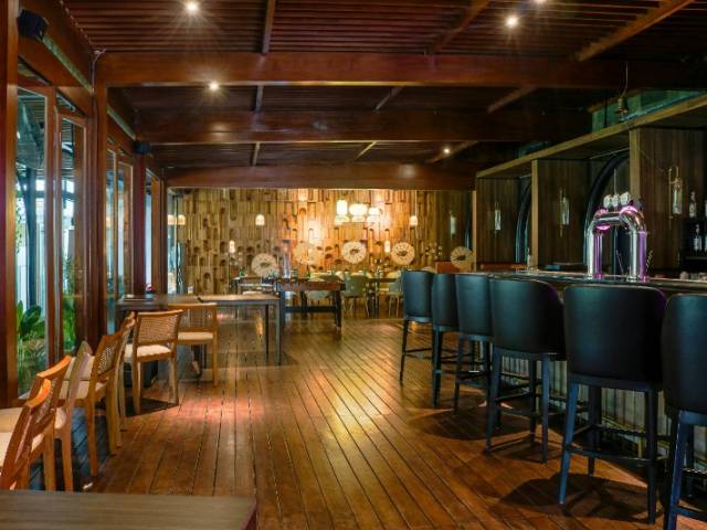 BAR D’ANGLE – 100 PLACES DONT 58 EN TERRASSE – RÉNOVÉ À NEUF
