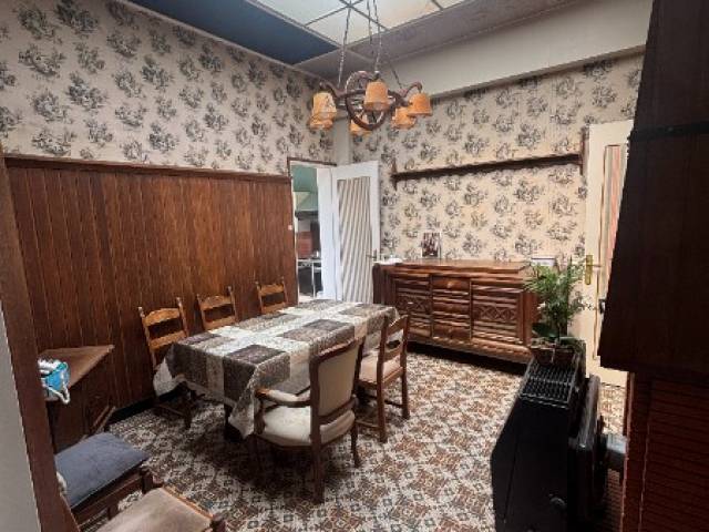Immeuble mixte à vendre – Murs commerciaux avec Licence IV et habitation 