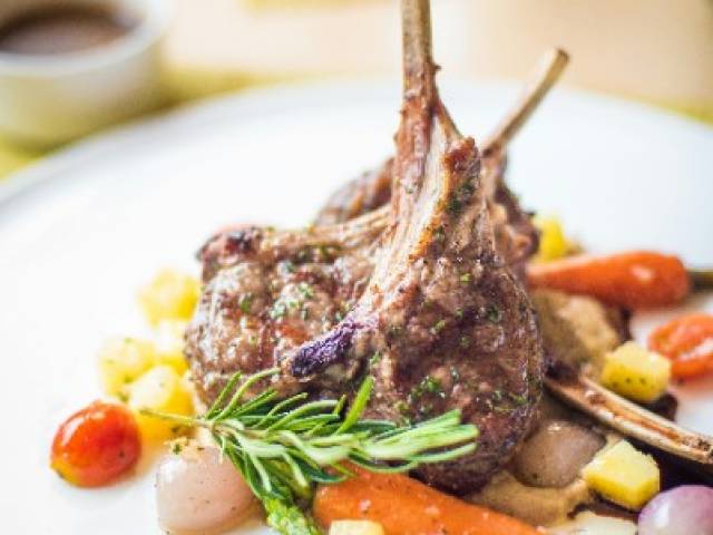 Restaurant avec Bar et Grand Parc dans un Emplacement Privilégié 