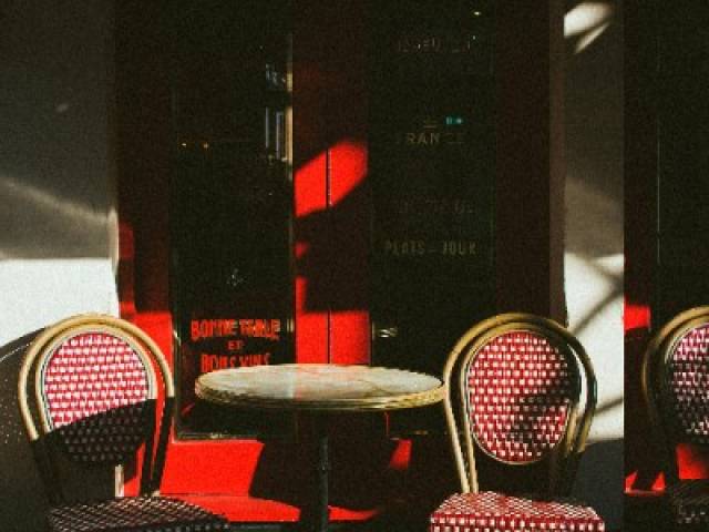 Bar animé sur une grande place, opportunité à ne pas manquer